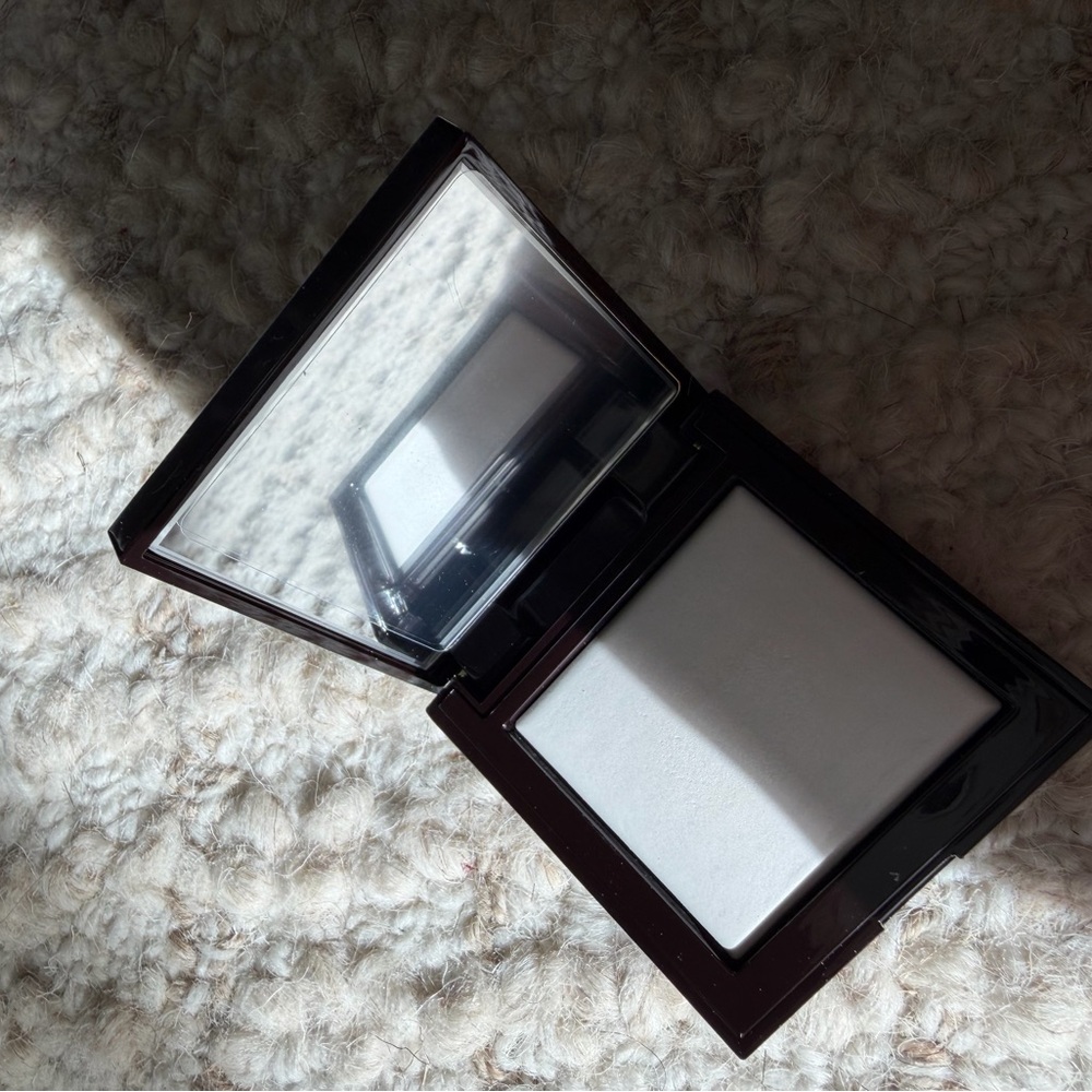 Laura Mercier eye powder